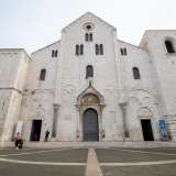 Il cammino comincia dalla Basilica di San Nicola, fatta erigere dai baresi in onore del loro patrono le cui spoglie arrivarono a Bari nel 1087